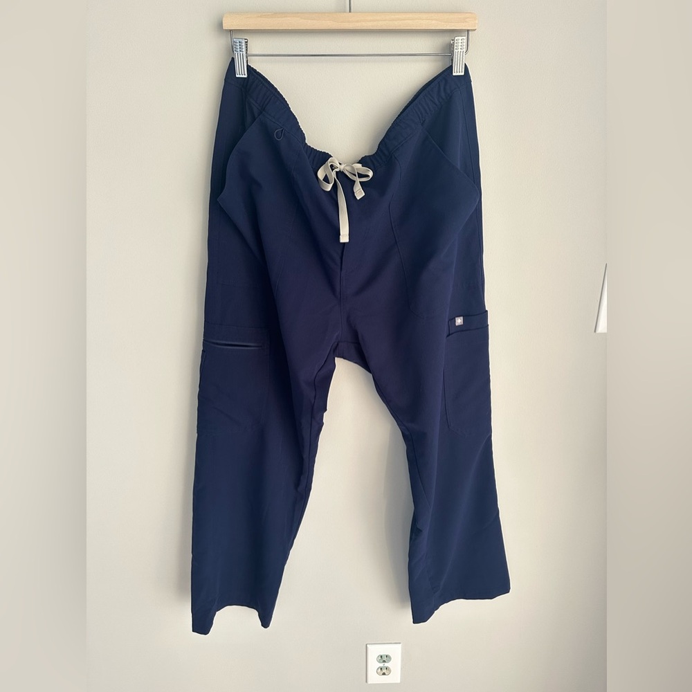 Figs Technical Collection navy cargo pant size XXL Short